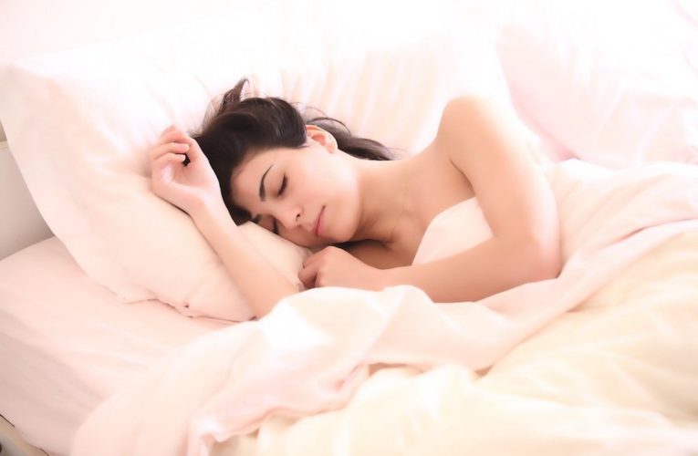 Personas que duermen menos de 6 horas, son más propensos a contraer COVID