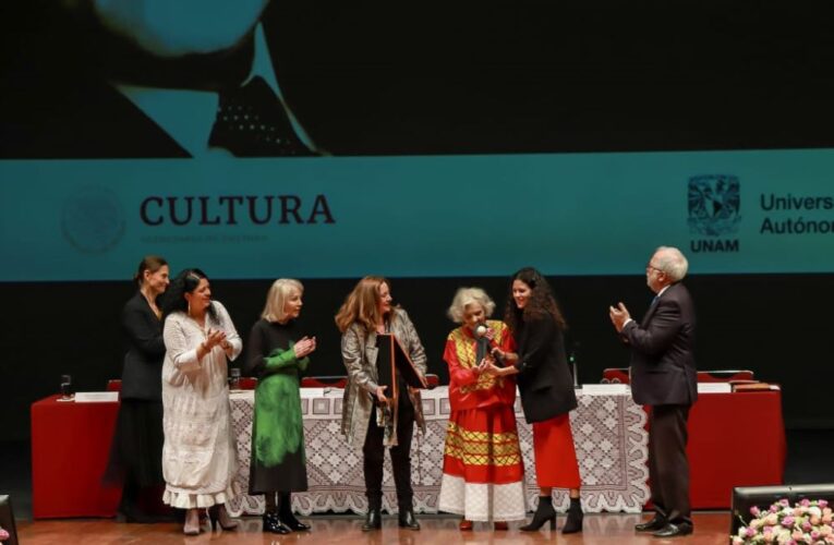 Elena Poniatowska recibió el Premio Internacional Carlos Fuentes a la Creación Literaria