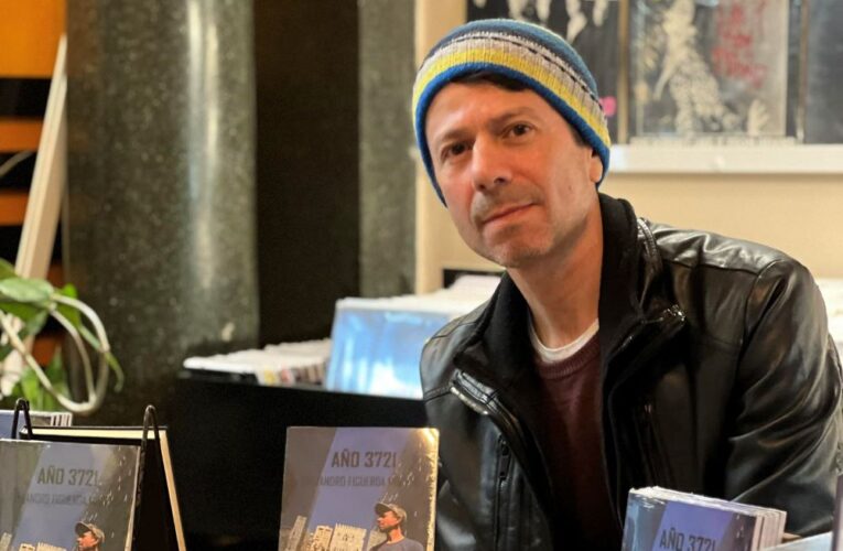 El escritor Alejandro Figueroa realizó una firma de libros en la CDMX