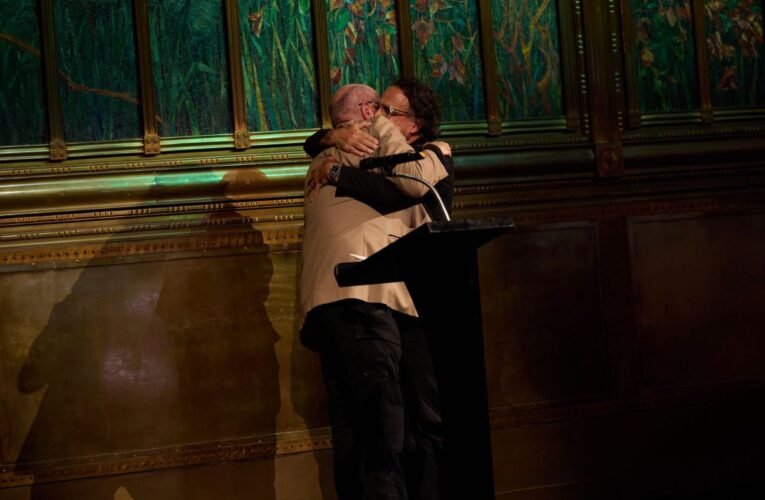 Reencuentro en Bellas Artes: Iñárritu y Arriaga celebran 25 años de Amores Perros