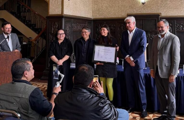 Entregan a Sara Pinedo el Premio Bellas Artes de Obra de Teatro Para Niñas, Niños y Jóvenes